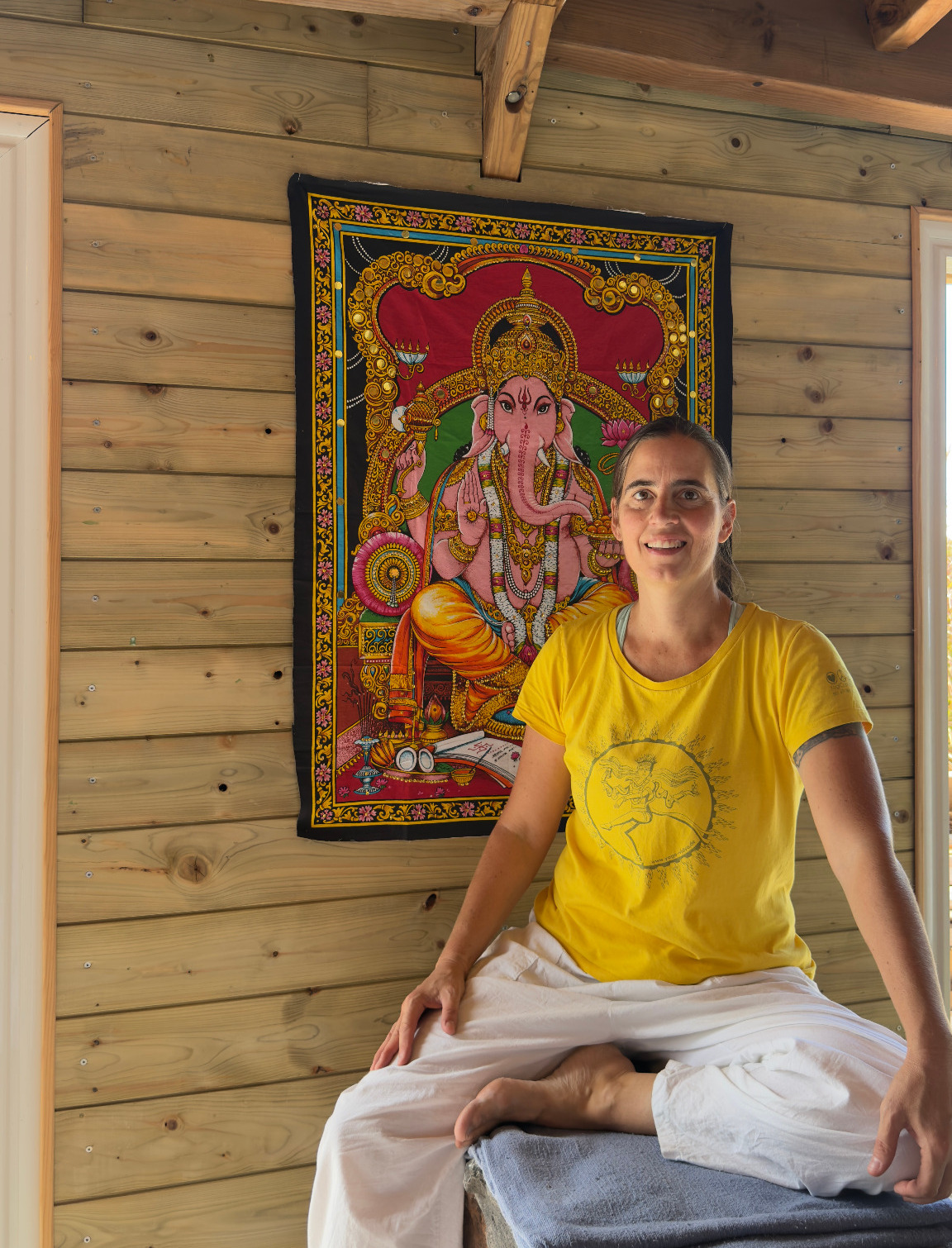 Sylvia Narayani Knabe devant Ganesha